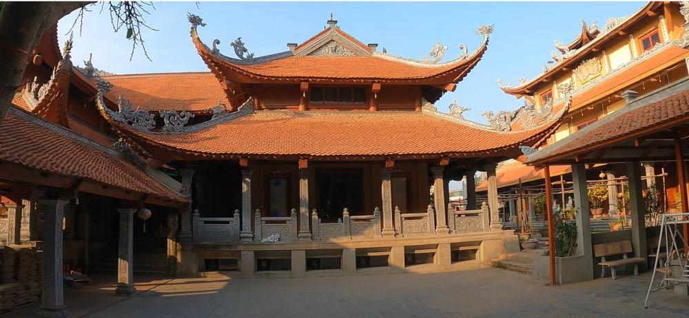 Nhà thờ Mẫu được thiết kế với mái đỏ, đậm phong cách Bắc Bộ truyền thống